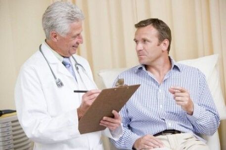 A doctor prescribes medication to a patient with prostatitis.